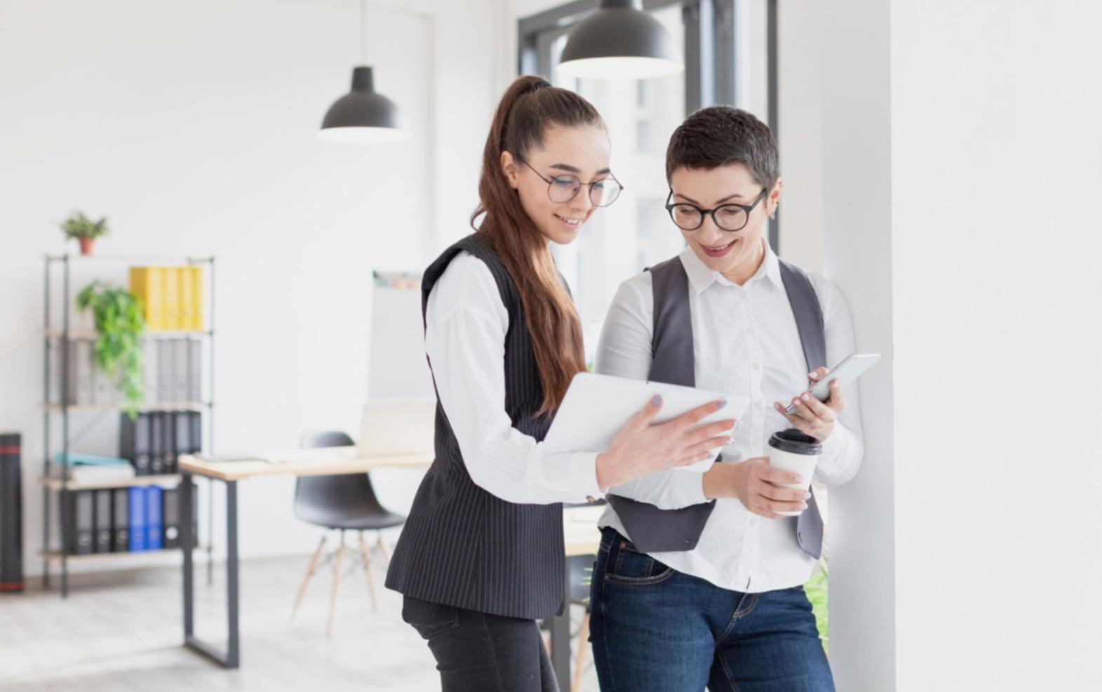 Persona planificando su futuro financiero con herramientas digitales avanzadas
